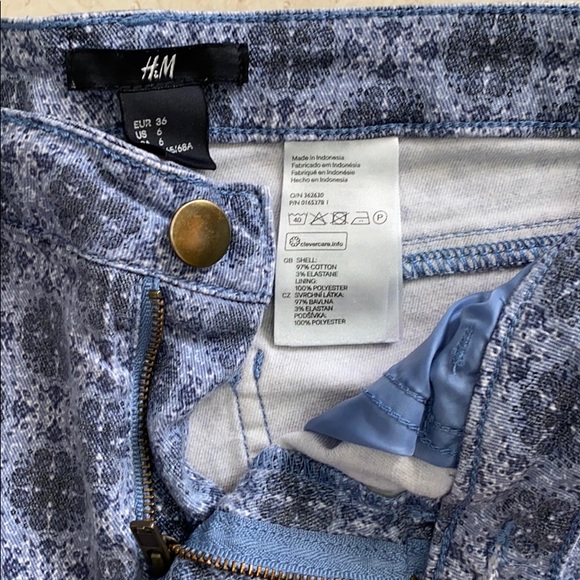 💫 Blue Floral Denim Shorts - Picture 4 of 5